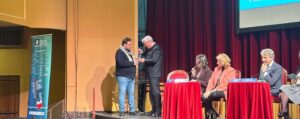 Scopri di più sull'articolo Un Fiore per la Vita e Fattoria Fuori di Zucca al Premio Massimo: Un Impegno per la Solidarietà e l’Eno-Gastronomia Sociale